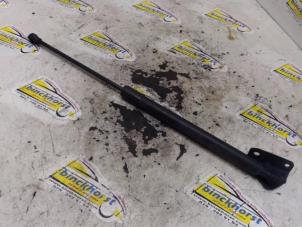 Begagnade Gasfjäder, höger bak Peugeot 208 I (CA/CC/CK/CL) 1.4 16V Pris € 10,50 Marginaltabell erbjuds av Binckhorst BV