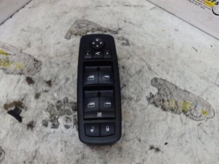 Usados Interruptor de ventanilla eléctrica Chrysler Voyager/Grand Voyager (RT) 3.8 V6 Grand Voyager Precio € 52,50 Norma de margen ofrecido por Binckhorst BV