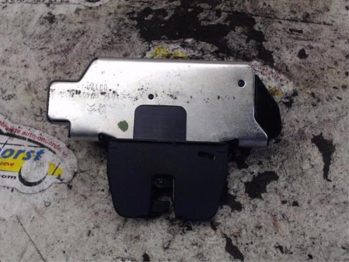 Tailgate lock mechanism from a Peugeot 208 I (CA/CC/CK/CL) 1.4 HDi 2012