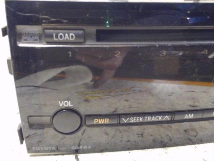 Radio CD Spieler van een Toyota Prius (NHW20) 1.5 16V 2006