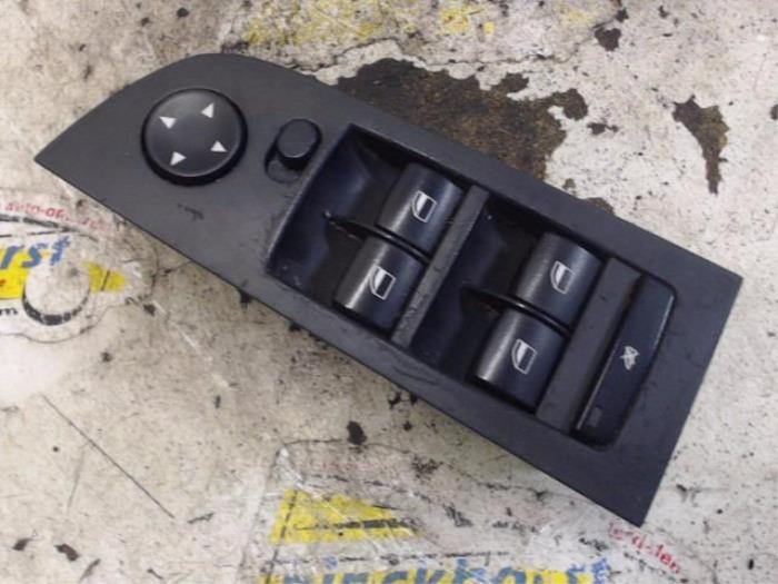 Electric window switch from a BMW 3 serie (E90) 325i 24V 2005