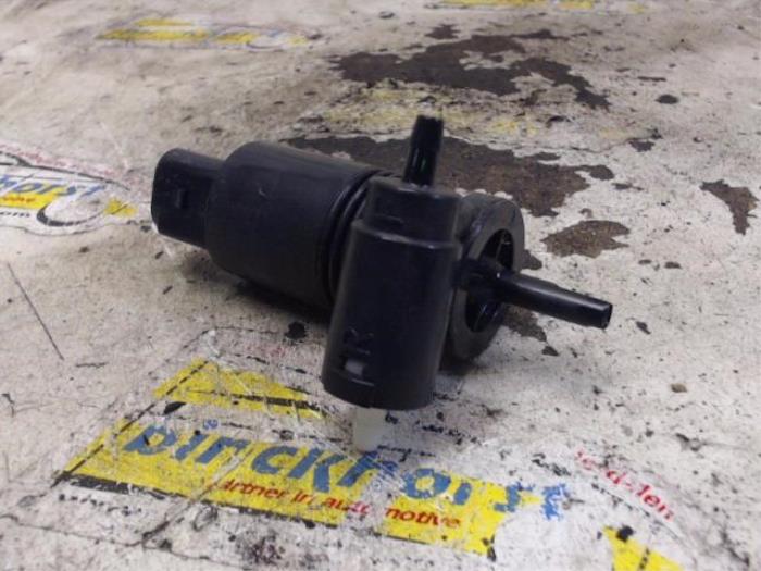 Windscreen washer pump from a Chrysler Voyager/Grand Voyager (RT) 3.8 V6 Grand Voyager 2009