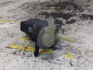 Usados Bomba de limpiaparabrisas delante Opel Corsa D 1.4 16V Twinport Precio € 10,50 Norma de margen ofrecido por Binckhorst BV