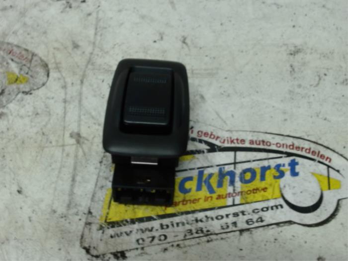 Usados Interruptor de ventanilla eléctrica Mazda 323 Fastbreak (BJ14) 2.0 16V Precio € 10,50 Norma de margen ofrecido por Binckhorst BV
