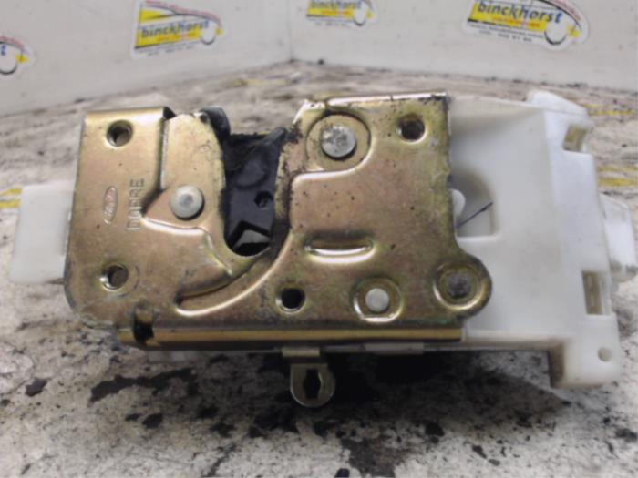 Rear door lock mechanism 4-door, left from a Ford Mondeo III Wagon 1.8 16V 2002