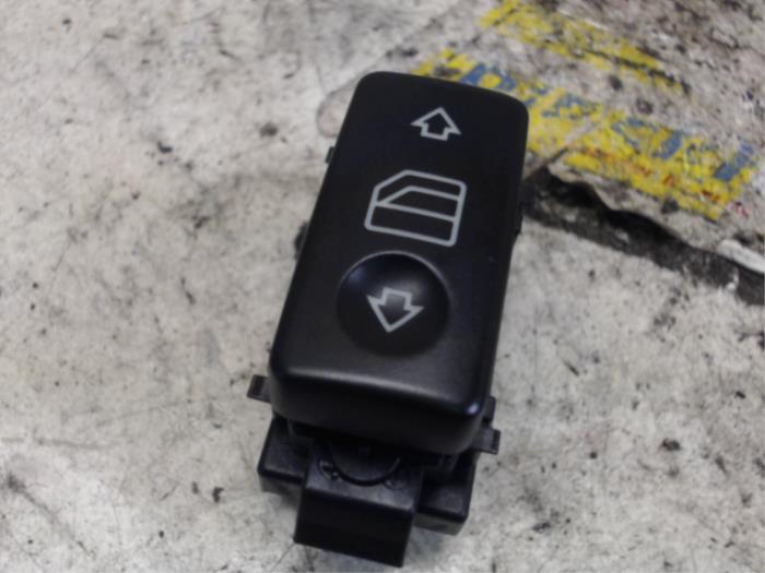 Usados Interruptor de ventanilla eléctrica Mercedes S (W220) 3.7 S-350 V6 18V Precio € 10,50 Norma de margen ofrecido por Binckhorst BV