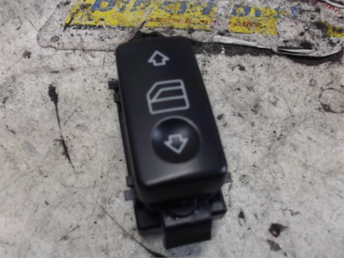 Usados Interruptor de ventanilla eléctrica Mercedes S (W220) 3.7 S-350 V6 18V Precio € 10,50 Norma de margen ofrecido por Binckhorst BV
