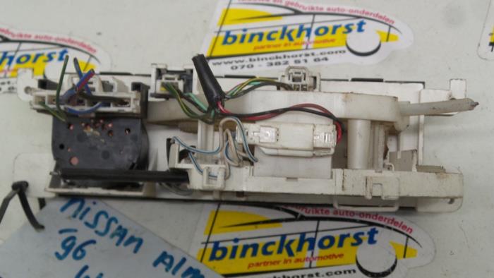 Panel de control de calefacción de un Nissan Almera (N15) 1.4 GX 16V 1996