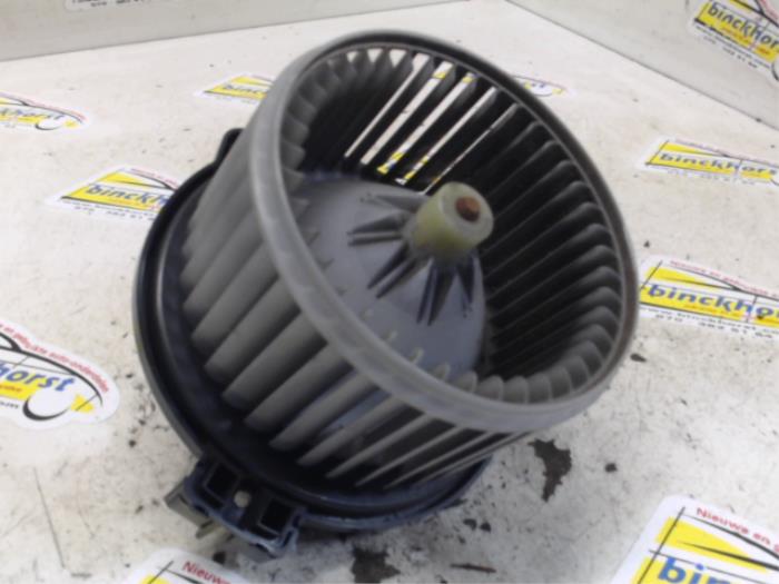 Heating and ventilation fan motor from a Daihatsu Sirion 2 (M3) 1.0 12V DVVT 2007