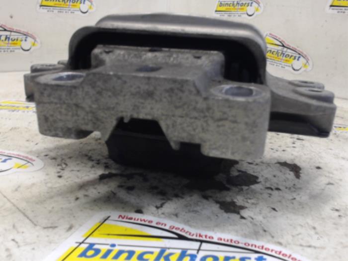 Engine mount from a Volkswagen Touran (1T1/T2) 1.9 TDI 105 Euro 3 2010