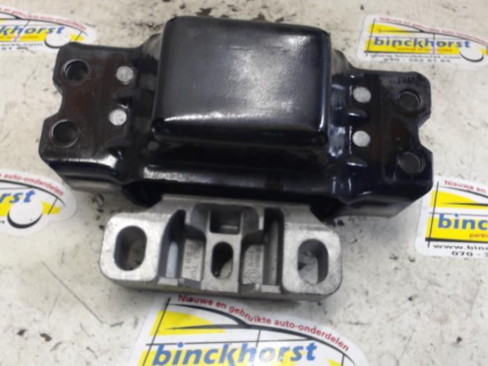 Engine mount from a Volkswagen Touran (1T1/T2) 1.9 TDI 105 Euro 3 2010