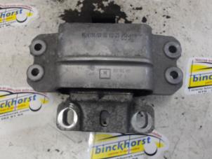 Engine mount from a Volkswagen Touran (1T1/T2) 1.9 TDI 105 Euro 3 2010