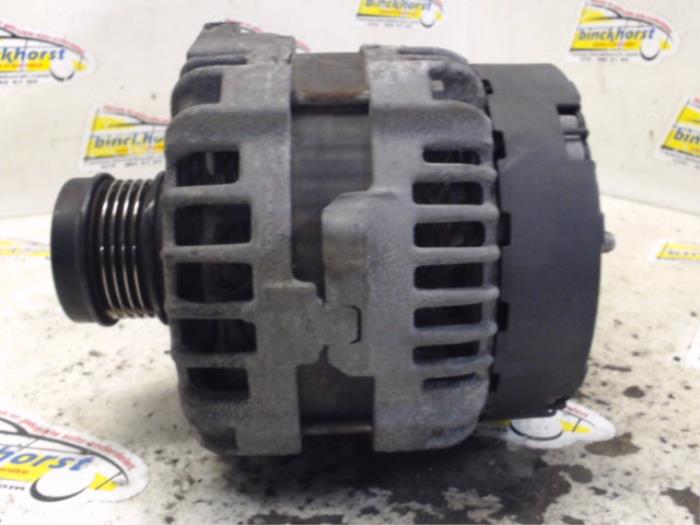 Dynamo van een Mercedes-Benz A (W176) 2.0 A-45 AMG Turbo 16V 4-Matic 2014