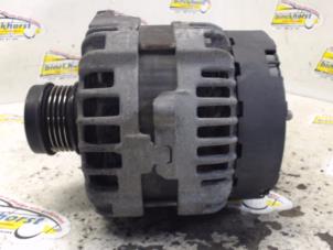 Dynamo van een Mercedes-Benz A (W176) 2.0 A-45 AMG Turbo 16V 4-Matic 2014