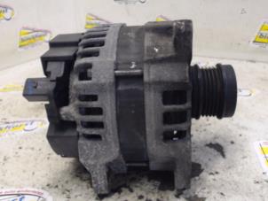 Dynamo van een Mercedes-Benz A (W176) 2.0 A-45 AMG Turbo 16V 4-Matic 2014