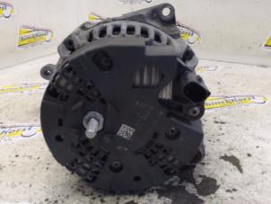 Dynamo van een Mercedes-Benz A (W176) 2.0 A-45 AMG Turbo 16V 4-Matic 2014