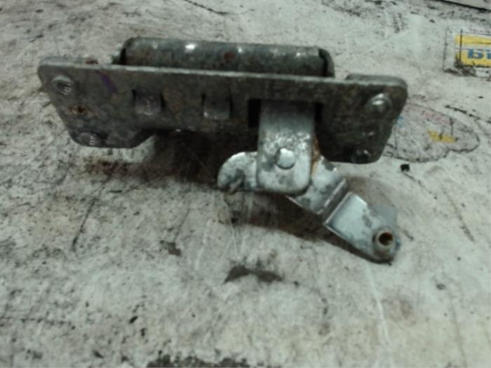 Tailgate lock mechanism from a Opel Zafira (F75) 2.2 DTI 16V 2003