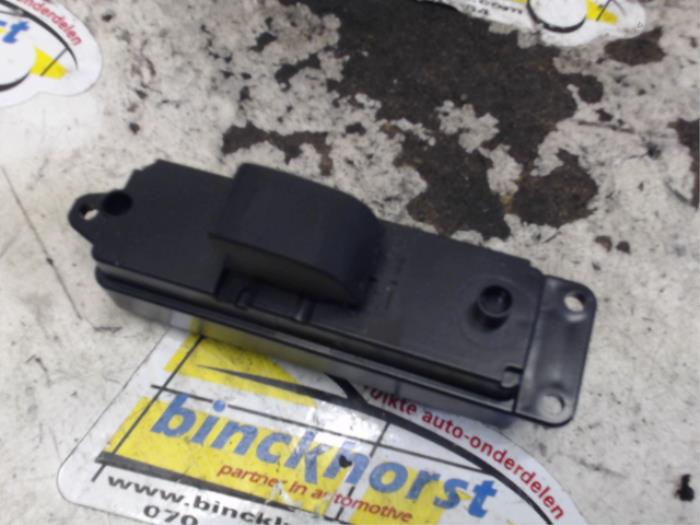 Usados Interruptor de ventanilla eléctrica Mazda 6 (GH12/GHA2) 2.0i 16V S-VT Precio € 15,75 Norma de margen ofrecido por Binckhorst BV