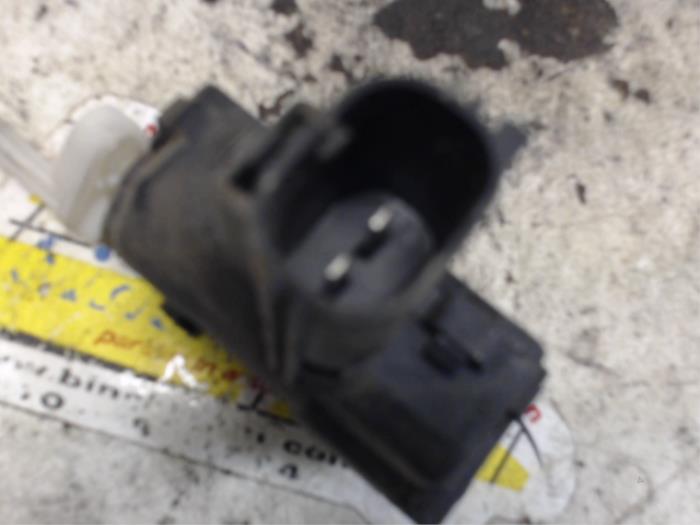 Tank flap lock motor from a Ford Focus 2 Wagon 1.6 Ti-VCT 16V 2005