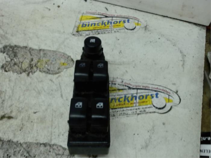 Usados Interruptor de ventanilla eléctrica Chevrolet Spark 1.0 16V Bifuel Precio € 26,25 Norma de margen ofrecido por Binckhorst BV