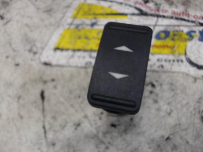 Usados Interruptor de ventanilla eléctrica Ford C-Max (DM2) 1.6 16V Precio € 10,50 Norma de margen ofrecido por Binckhorst BV