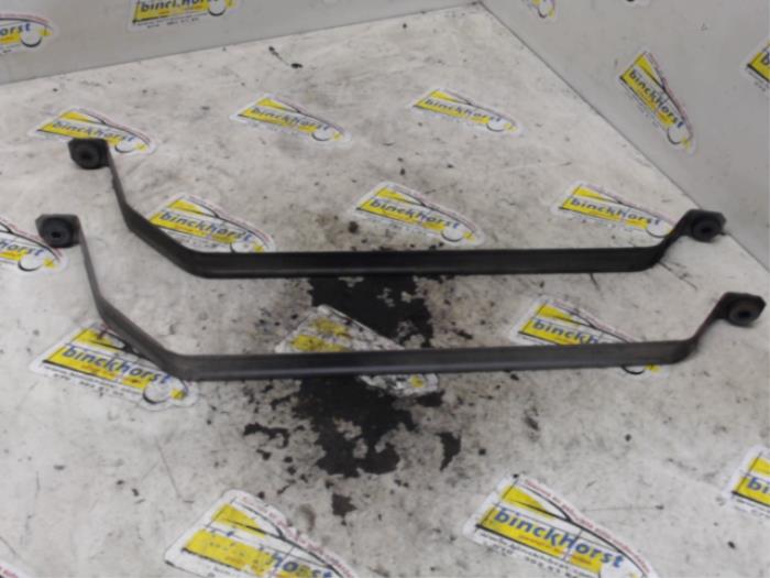 Fuel tank mounting bracket
