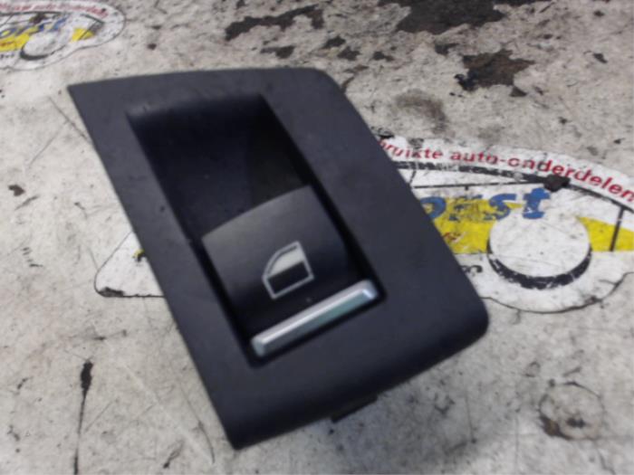 Usados Interruptor de ventanilla eléctrica BMW 5 serie Touring (F11) 523i 24V Precio € 15,75 Norma de margen ofrecido por Binckhorst BV