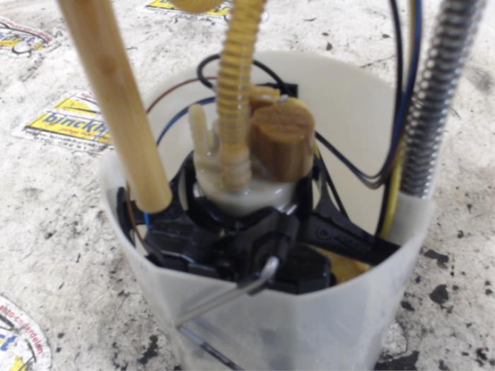 Electric fuel pump from a Volkswagen Eos (1F7/F8) 2.0 TDI 16V 2011