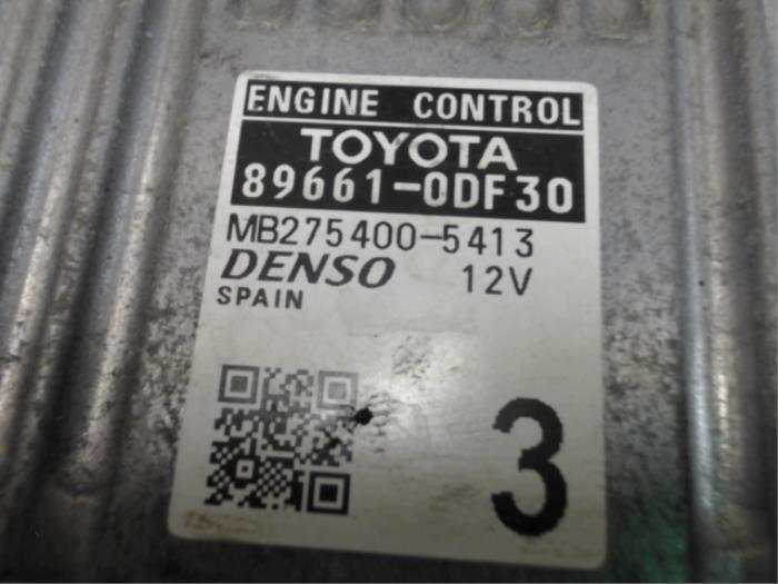 Cerradura de contacto y ordenador de un Toyota Yaris III (P13) 1.33 16V Dual VVT-I 2012