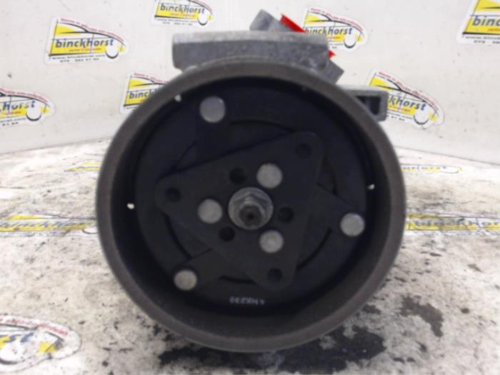 Air conditioning pump from a Renault Clio III (BR/CR) 1.2 16V 75 2009