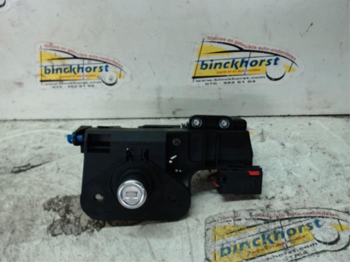 Tailgate lock mechanism Opel Meriva 1.4 16V Twinport 32505603