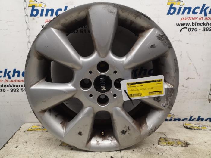 Używane Obrecz BMW Mini (R50/53) 1.6 16V Cooper Cena € 78,75 Procedura marży oferowane przez Binckhorst BV