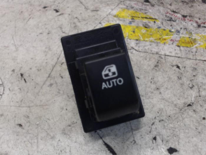 Usados Interruptor de ventanilla eléctrica Kia Cee'd Sporty Wagon (EDF) 1.6 16V Precio € 10,50 Norma de margen ofrecido por Binckhorst BV