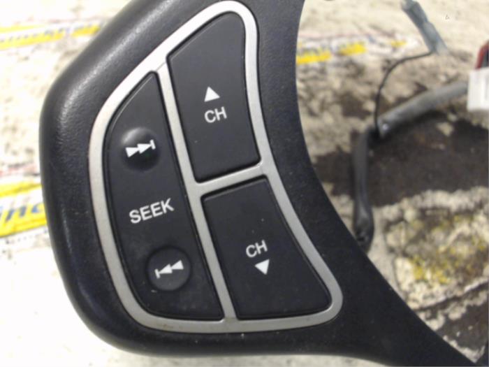 Steering wheel mounted radio control from a Kia Cee'd Sporty Wagon (EDF) 1.6 16V 2007