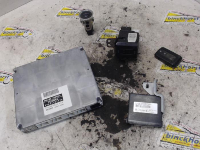 Used Ignition lock + computer Toyota Prius (NHW20) 1.5 16V Price € 150,00 Margin scheme offered by Binckhorst BV