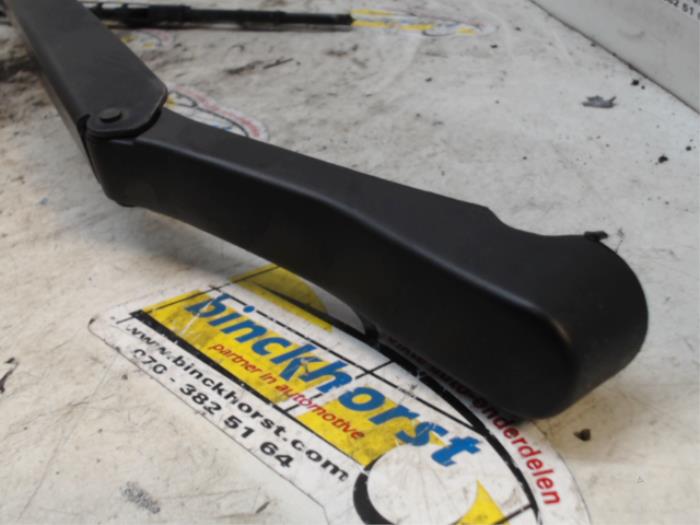 Front wiper arm from a Alfa Romeo 147 (937) 1.6 Twin Spark 16V 2002