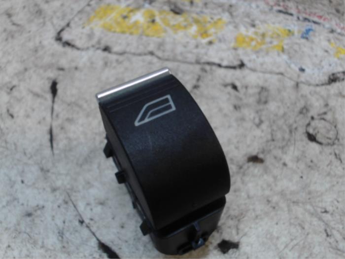 Usados Interruptor de ventanilla eléctrica Ford Fiesta 6 (JA8) 1.0 Ti-VCT 12V 65 Precio € 15,75 Norma de margen ofrecido por Binckhorst BV