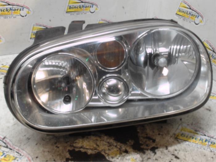 Headlight, left from a Volkswagen Golf IV (1J1) 1.6 2002