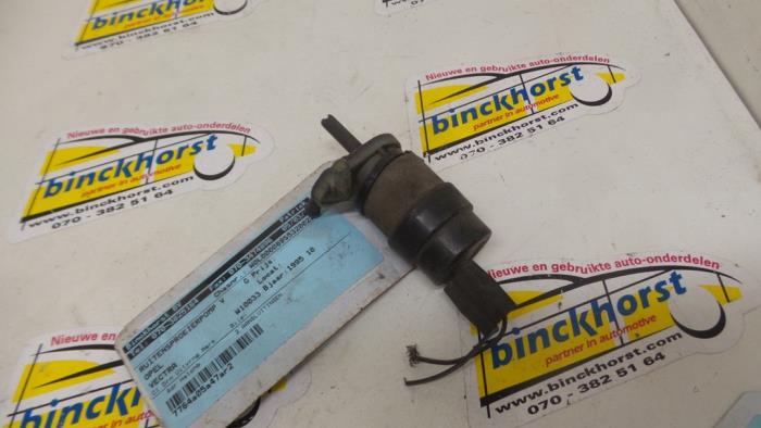 Windscreen washer pump from a Opel Vectra A (88/89) 1.6 i Ecotec 1995