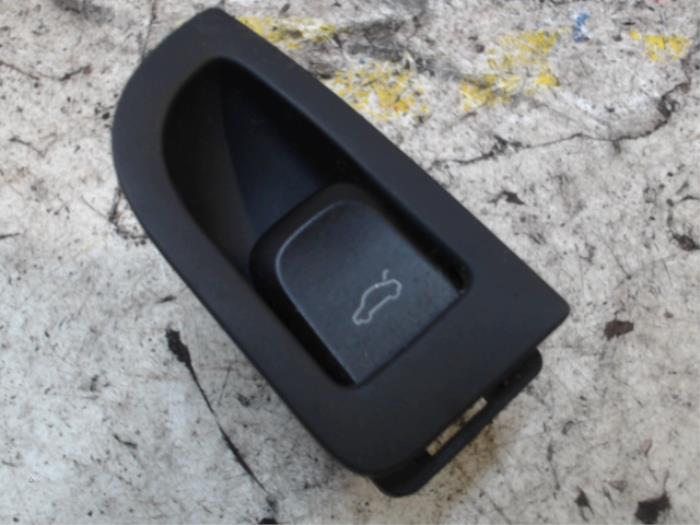 Tailgate switch from a Audi A4 (B8) 2.0 TDI 16V 2010