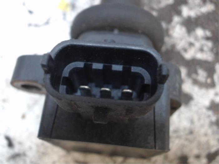 Zündspule van een Nissan Micra (K11) 1.4 16V 2002