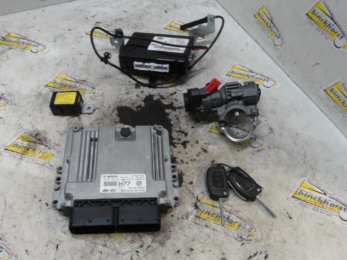 Used Ignition lock + computer Hyundai i40 CW (VFC) 1.7 CRDi 16V Price € 210,00 Margin scheme offered by Binckhorst BV
