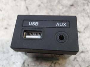 Używane Zlacze AUX/USB Hyundai i40 CW (VFC) 1.7 CRDi 16V Cena € 21,00 Procedura marży oferowane przez Binckhorst BV