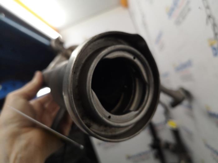 Tubo de llenado del depósito de combustible de un Mercedes-Benz A (W176) 1.6 A-180 16V 2014