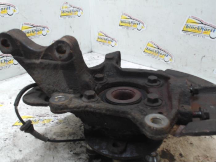 Spindel, höger fram från en Volvo XC90 I 2.4 D5 20V 2005