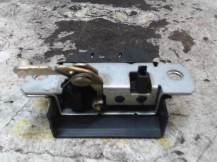 Tailgate lock mechanism from a Volkswagen Polo IV (9N1/2/3) 1.4 16V 75 2005