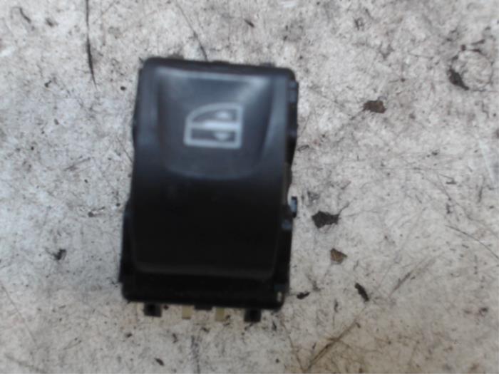 Usados Interruptor de ventanilla eléctrica Smart Forfour (453) 1.0 12V Precio € 10,50 Norma de margen ofrecido por Binckhorst BV