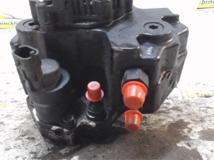 Dieselpump från en Volvo XC90 I 2.4 D5 20V 2005