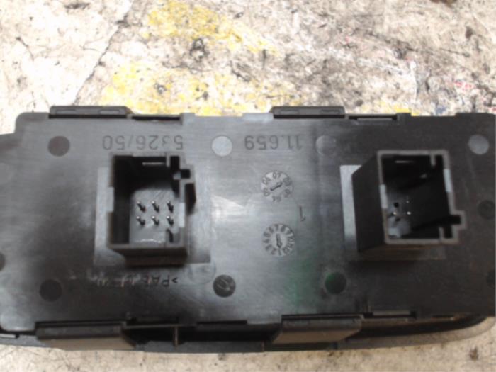 Electric window switch from a Citroën C4 Picasso (UD/UE/UF) 2.0 16V Autom. 2008