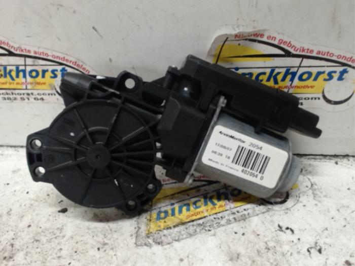 Usados Motor de ventanilla de puerta Kia Cee'd Sporty Wagon (EDF) 1.6 16V Precio € 26,25 Norma de margen ofrecido por Binckhorst BV